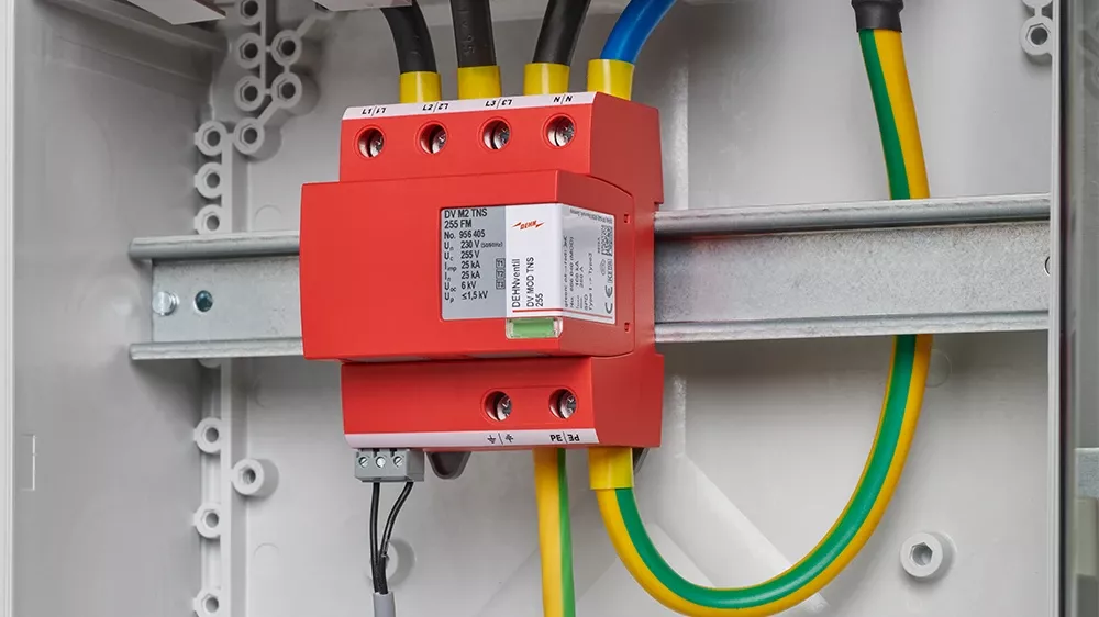 Parafoudre rouge, parafoudre DEHN, monté et câblé sur rail DIN dans une armoire électrique.