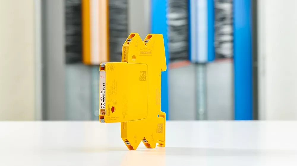 Parafoudre DEHN, Parafoudre jaune sur une table blanche devant une armoire électrique.
