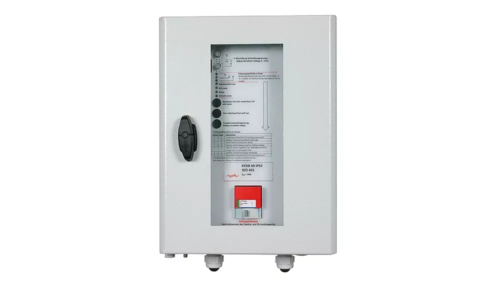 Coffret métallique blanc avec fenêtre de contrôle pour divers affichages et commandes.