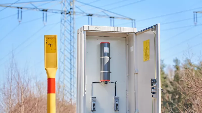 Unité de découplage dans un boîtier de protection devant une ligne à haute tension.