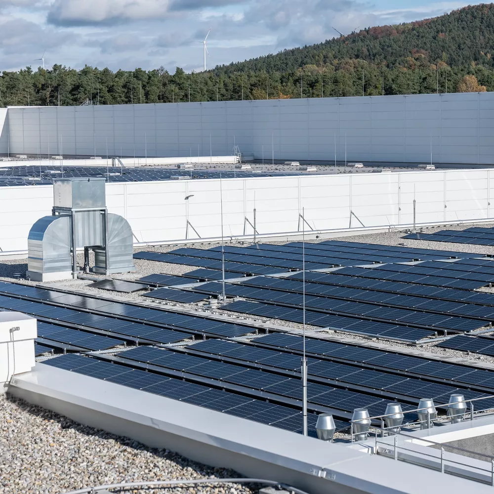 Panneaux photovoltaïques sur toit plat pour bâtiment industriel.