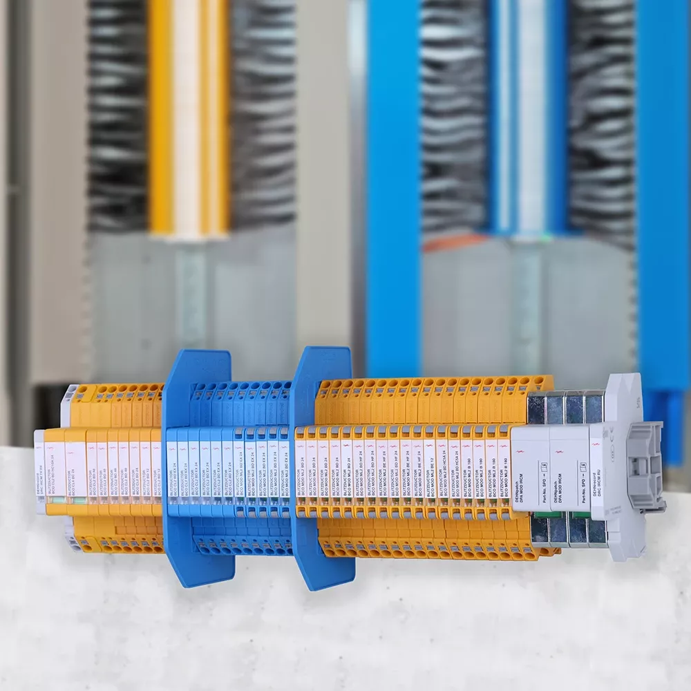 Plusieurs parafoudres combinés de la gamme BLITZDUCTORconnect, montés et câblés.