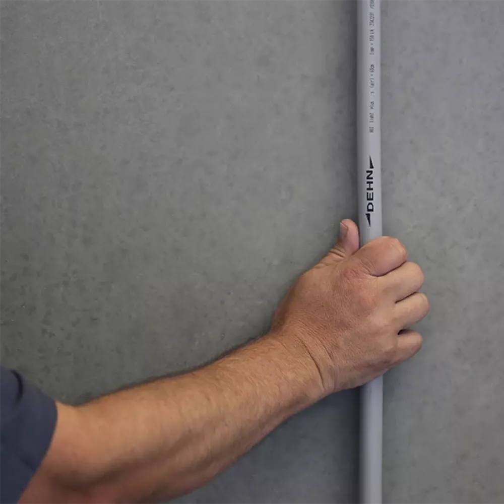 Une main tient un câble HVI light plus